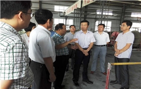 章丘市委領(lǐng)導(dǎo)視察章丘金屬顏料.jpg 章丘市委領(lǐng)導(dǎo)視察章丘金屬顏料.jpg